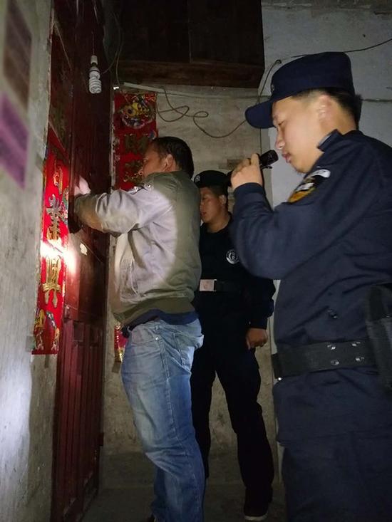 桐梓粗心妈妈误将幼女锁家中 